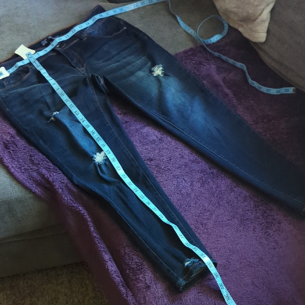 ! Stylish Black Distressed Women Jeans